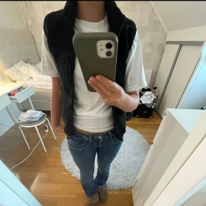 Fin teddyväst  - Säljer min fina teddyväst från lager 157. Säljer då den ej kommer till användning längre! Storlek 130cm men passar mig som är 160cm och vanligtvis bär xs/s. 