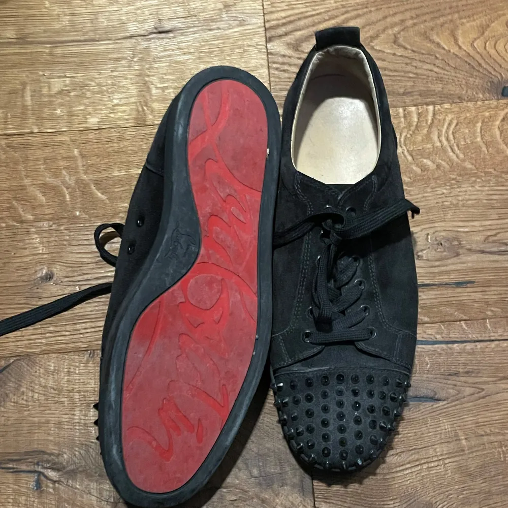 Louboutin Junior Spikes 45,5 Alla spikes kvar och digitalt kvitto finns   Kan ta fler bilder om intresse finns    Kan gå ner lite i pris vid snabb affär . Skor.