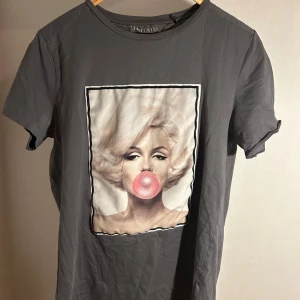 Limitato t-shirt - Säljer nu min limitato T-shirt ”Pink flavored” i storlek S skick 8/10