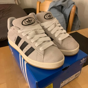 Adidas campus 00 - Säljer dessa supersnygga Adidas Campus 00 i färgen crystal white och i storlek 38 2/3. Skorna är använd ca 3-4 gånger, men säljes på grund av att de är för små. Svarta oanvända skosnören medföljer även. Nypris 1345kr💞