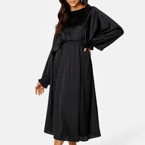 Satinklänning från Bubbleroom  - Använd 1 gång! :)