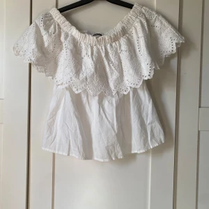 Spets offshoulder top - Säljer en superfin vit offshoulder top med spets upptill. Sitter smickrande. Mycket stretch upptill så passar även strl 36💕
