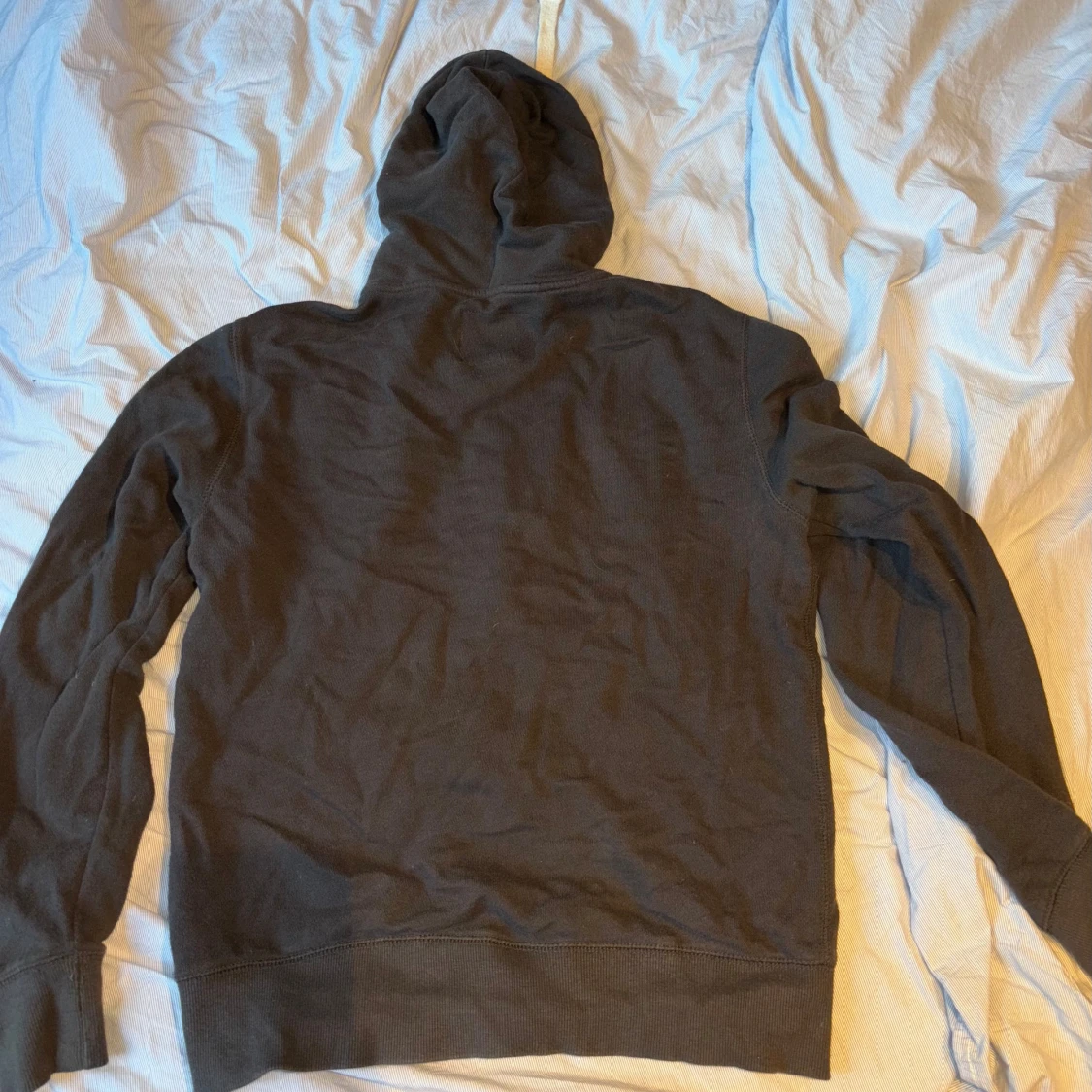 Svart hoodie från Terranova - 90