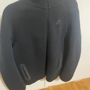 Nike tech svart jr barnstorlek  - Nike tech svart i barnstorlek XL