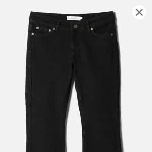 Lågmidjade Jeans - Säljer dessa super fina lågmidjade bootcutjeans från junkyard pågrund av att dom va lite stora i midjan på mig. Endast testade men annars helt oanvända. Jag är 173 och dom satt perfekt i längden.💖💖
