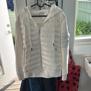 Vit moncler cardigan - Nyskick  Storlek L sitter som medium ungefär  