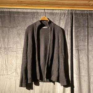 Stickad zip-hoodie - En stickad zip-hoodie i fint skick. Köpt från dressman för några månader sen för 899kr. 