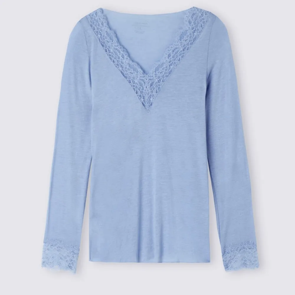 Fin ”Modal Cashmere Ultralight Long Lace Shirt” i ljusblå! Använd ett fåtal gånger, mycket bra skick men om man kollar noga på nära håll lite nopprig på framsidan. Inget man tänker på.  Storlek: M!  Nypris: 449kr. Toppar.