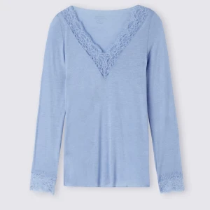 Intimissimi spets cashmere tröja ljusblå!  - Fin ”Modal Cashmere Ultralight Long Lace Shirt” i ljusblå! Använd ett fåtal gånger, mycket bra skick men om man kollar noga på nära håll lite nopprig på framsidan. Inget man tänker på.  Storlek: M!  Nypris: 449kr