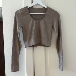Croppad långärmad träningströja - Använd fåtal gånger. Avklippt storlekslapp