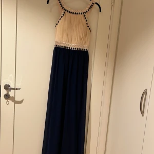 Balklänning - Balklänning från bubbleroom, köpt 2017. Inte helt säker på storleken men tror att det är xs eller S storlek på den. Märke: ChIara forthI Milano. 