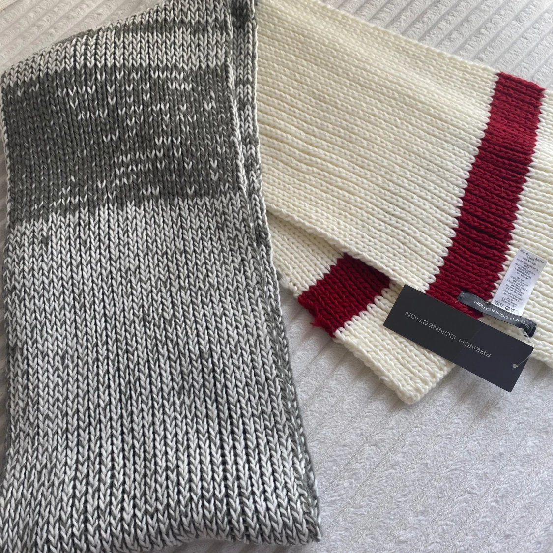 Stickad halsduk i vitt och rött  - 90