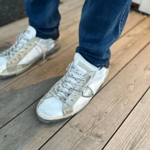 Phillipe model skor - Hej! Vi säljer nu dessa väldigt snygga phillipe model skorna | OG box medkommer inte | skorna är i fint skick endast små defekter | skick 7/10 | storlek 44/45 | Skorna säljs nu för endast 1499kr! | Vid funderingar så äre ba å höra av sig⭐️👍