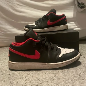 Jordan 1 low - Ett par Jordans som är för små för mig, väldigt bra skick och original lådan och snören följer med !