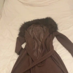 Pälskappa - ONLY - Använd några gånger, nästan lika bra som original, bra till vintern också. Är en strl S och passar mig 