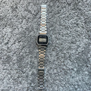 Casio klocka  - Casio klocka som fungerar perfekt men har lite skråmor. Den har ett justerbart armband och om ni har frågor är det bara att kontakta mig.