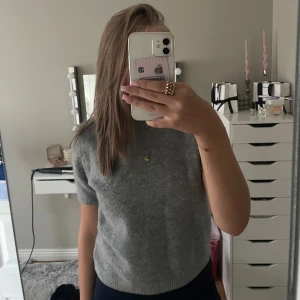 Stickad T-shirt - Säljer min stickade tshirt från Zara som tyvärr inte längre kommer till användning. Stl M men känns som S/Xs. Säljer för 120