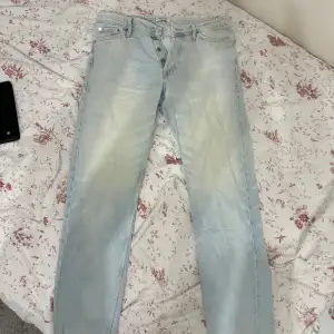 Säljer ett par ljusblå jeans från Jack & Jones. De har en loose fit och modellen heter Chris. Perfekta för en avslappnad stil. Jeansen är i bra skick och har en klassisk femficksdesign. Säljer pga ingen användning 