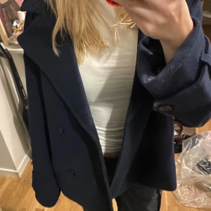 Kort Trenchcoat - Super fin trendig höstjacka från NELLY🥰 kortare trenchcoat som passar perfekt nu till hösten! Knappt använd🥰 bara vid något enstaka tillfälle🫶🏻