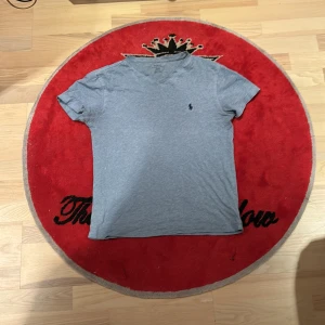 Polo ralph lauren t shirt - Polo Ralph lauren t shirt i storlek xs i mycket bra skick bara att skriva kring frågor om mått och liknande 