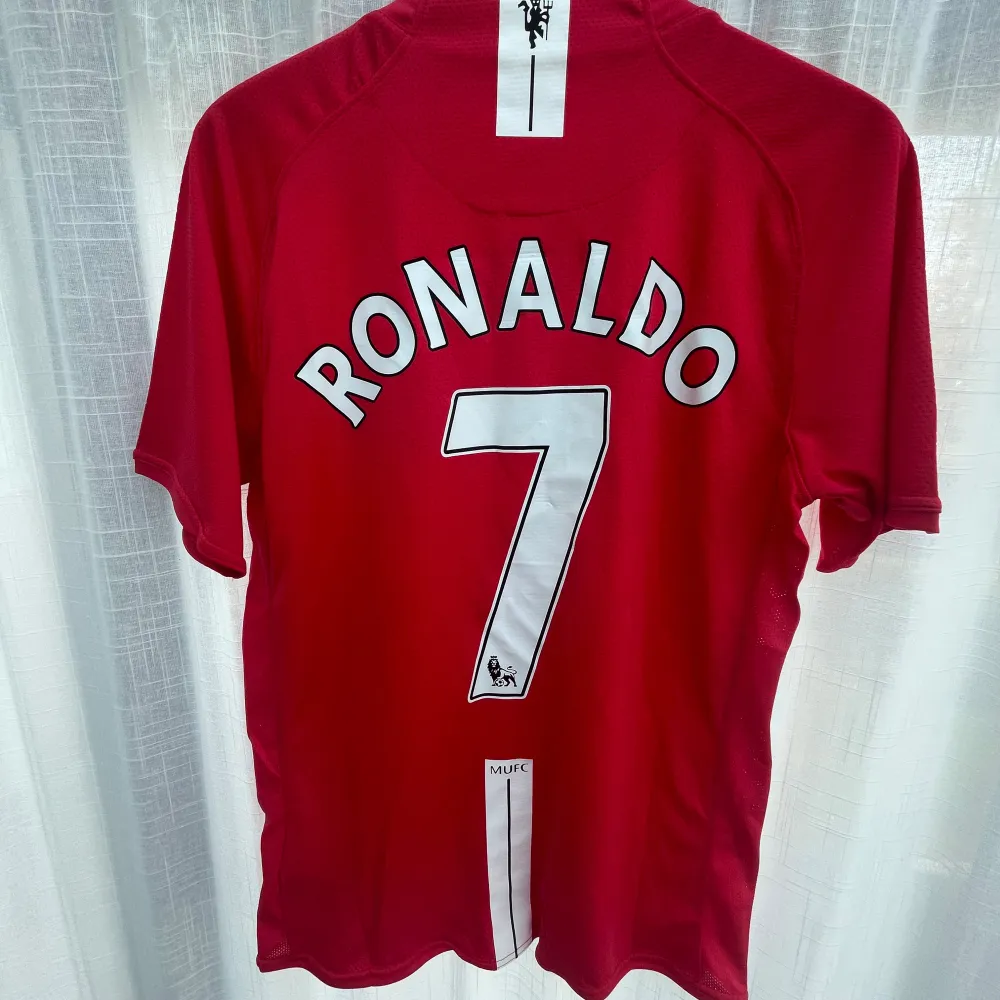 En Manchester United tröja från säsongen 2007/08 med Cristiano Ronaldo på baksidan, tröjan är i mycket bra skick, kom gärna med frågor!🔥🐐. T-shirts.