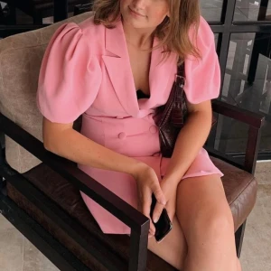 Rosa klänning  - Rosa blazer klänning från NAKD storlek 36 i bra skick, ser oanvänd ut🌺