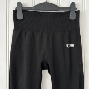ICIW tights ! - Jättesnygga Träningstights från ICIW snygga detaljer på baksidan. Sparsamt använda, lite noppror på vissa ställen på ”nätet” Storlekslappen är borta, Men det är storlek S. Sitter jättebra på mig som har XS på andra I CAN I WILL tights Nypris ca 800kr