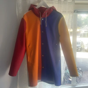 STUTTERHEIM regnkappa  - Riktigt fin STUTTERHEIM jacka i bra skick inga hål eller liknande däremot nån fläck som jag inte riktigt försökt få bort ordentligt.