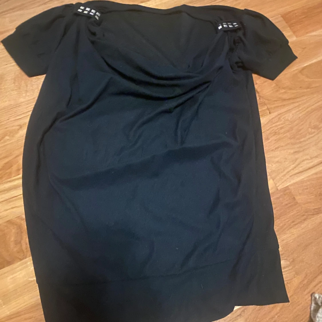 Svart tshirt med draperi