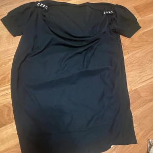 Svart tshirt med draperi - Fin cool T-shirt med draperi och Axel detaljer 💕💕