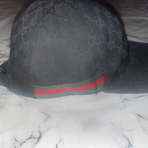 Gucci Keps  - Storlek S ÄKTA Kan gå till gucci store och äkthets kolla kepsen  Nästan som ny  använd ett fåtal gånger Möts i hela stockholm 