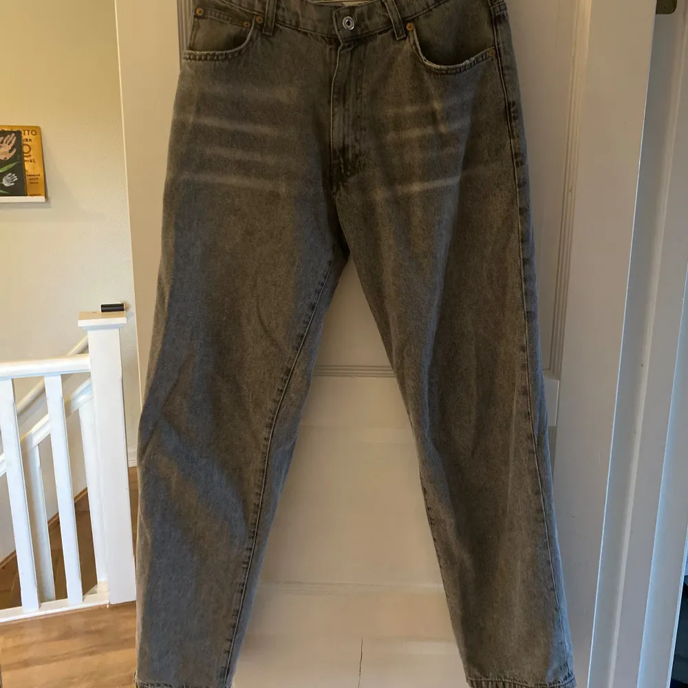 Säljer dessa woodbird byxorna i sjukt bra kvalite och riktigt bra skick. 700kr då dem är i väldigt bra skick och kostar ungefär 1,2 nya . Jeans & Byxor.