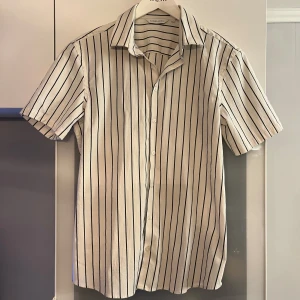 Skjorta - Randig sommar skjorta köpt för 599 kr Använd 1 gång