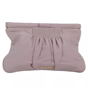 Miu Miu Clutch väska - Ursprung: Turkiet    Material: läder Färg: rosa Tillbehör: dammpåse   Några tecken på användning, men överlag bra skick. Kolla gärna bilderna! B 28cm x B 19cm