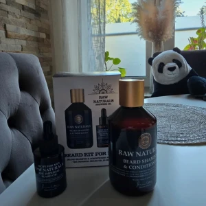 Skäggvårdskit från Raw Naturals - Säljer ett skäggvårdskit från Raw Naturals Brewing Co. Kitet innehåller ett skäggschampo och balsam samt en skäggolja. Perfekt för att hålla skägget rent och mjukt. Flaskorna har en stilren design med svart etikett och guldiga detaljer. Perfekt present till någon med skägg eller för egen användning!