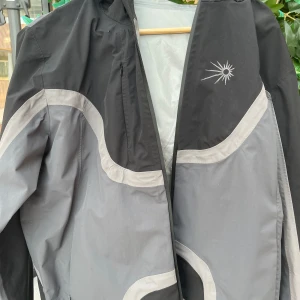 Regn/vindjacka - Helt ny, köpte fel storlek men det är den bästa jackan jag någonsin testat. Dyr men det är värt speciellt nu när vädret börjar bli kallare och blåsigare så är det perfekt med en bra jacka, köpt för 250$ av mutimer plus  50$ frakt. Pris kan diskuteras