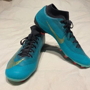 Nike Mercurial Superfly 6 VI Pro CR7 - Nike Mercurial Superfly 6 VI Pro CR7 i extremt bra skick. Inga hål eller fläckar, säljer då jag aldrig använder de. 