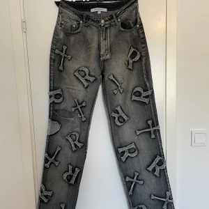 Racer Worldwide Baggy Jeans - Hål på högra sidan vid knät, lite heel bite men annars bra skick utöver det. W32 L?  PM för mer info. Fastpris 700 