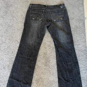 Några skitsnygga svarta jeans köpt second hand. Säljer endast för de inte passar😭. Står strlk 38 i jeansen men skulle säga att de är mindre. Ganska liten midja S/XS men långa ben. Köpare står för ev frakt men möter gärna upp i centrala sthlm💗💞