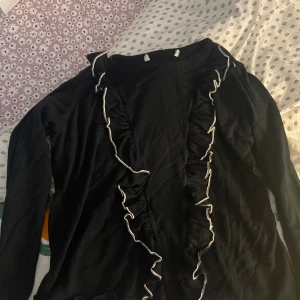 Säljer denna stickade volangtröjan - Säljer denna stickade volangtröjan i nyskick,märket är okänt