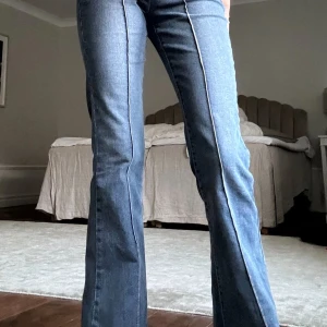 Coola jeans  - Super snygga jeans med unika detaljer! Jag är 170 och de går ner till mina hälar. 