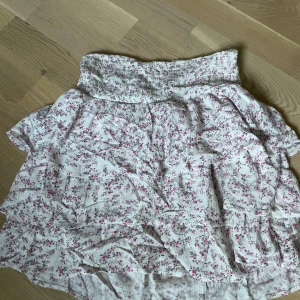 Blommig kjol - Den sötaste sommar kjolen, perfekt för varma dagar o kvällar då den är luftig och najsss!!!💗☀️💗☀️ storlek xs men passar även s-m
