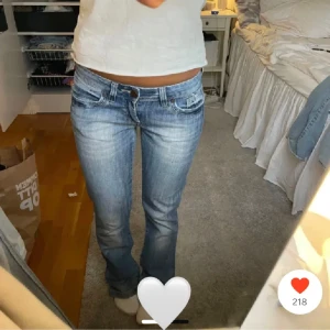 Lågmidjade jeans - Super fina najs lågmidjade jeans💕💕 ca 38cm rakt över midjan och ca 80cm i innerbenslängd!! Så fina älskar 
