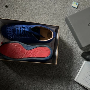Christian Louboutin  - Väldigt fina loubs för ett bra pris med tanke på skicket🔥låda kommer med men har tappat locket allt annat som kommer med när jag beställde dem kommer också kom privat för frågor 🤗ps priset är inte hugget i sten🔥🔥
