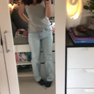 Jeans i bra skick säljer pga att de är försmå. Original pris 499. Jag är 163cm och länden är jättebra funkar på några cm längre men även kortare 