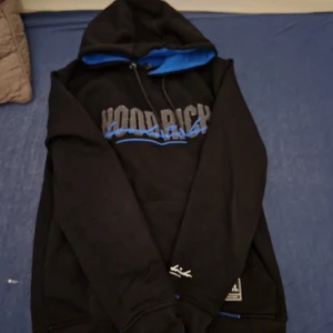 Hoodrich Hoodie - Hoodrich tröja köpt för 800 i Jd. Använt ett fåtal gånger, perfekt skick