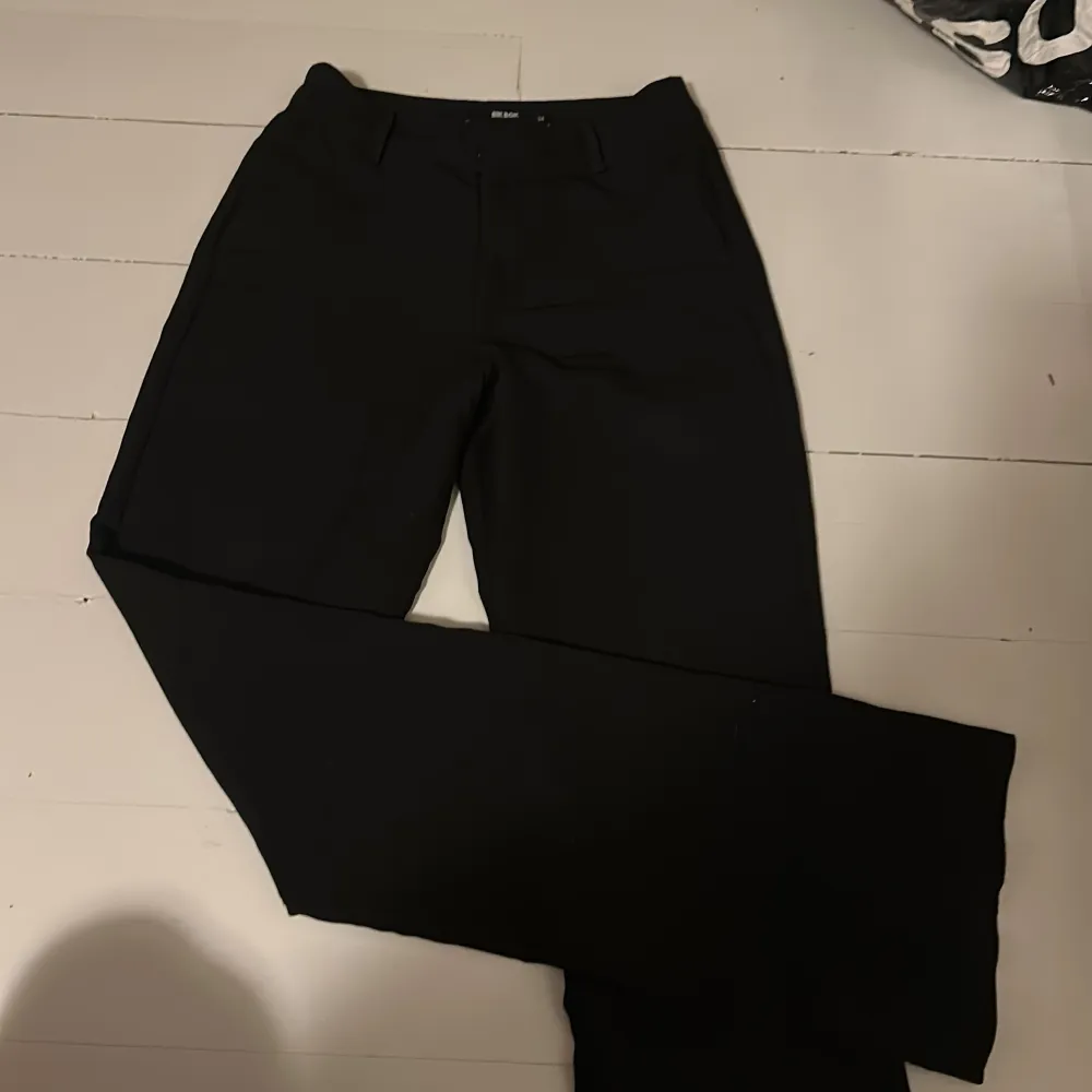 Vilma kostymbyxa från Bikbok i storlek 34 bootcut. Har 2 st exakt likadana ifall fler vill ha. Skriv för mer information ☀️. Jeans & Byxor.