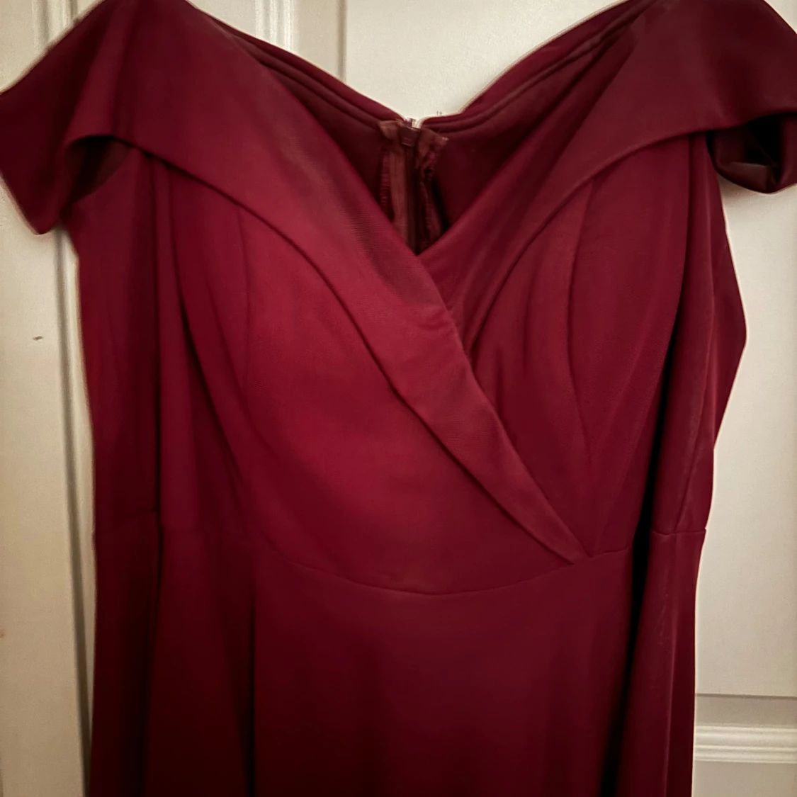 Vinröd långklänning med offshoulder - 90