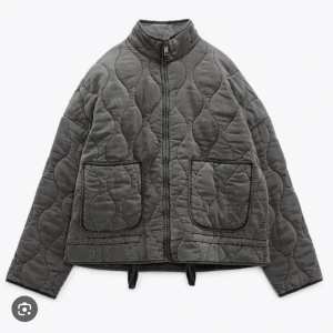 Quiltad jacka - Grön grå quiltad zara jacka. Bra skick. Nypris är 859kr. 