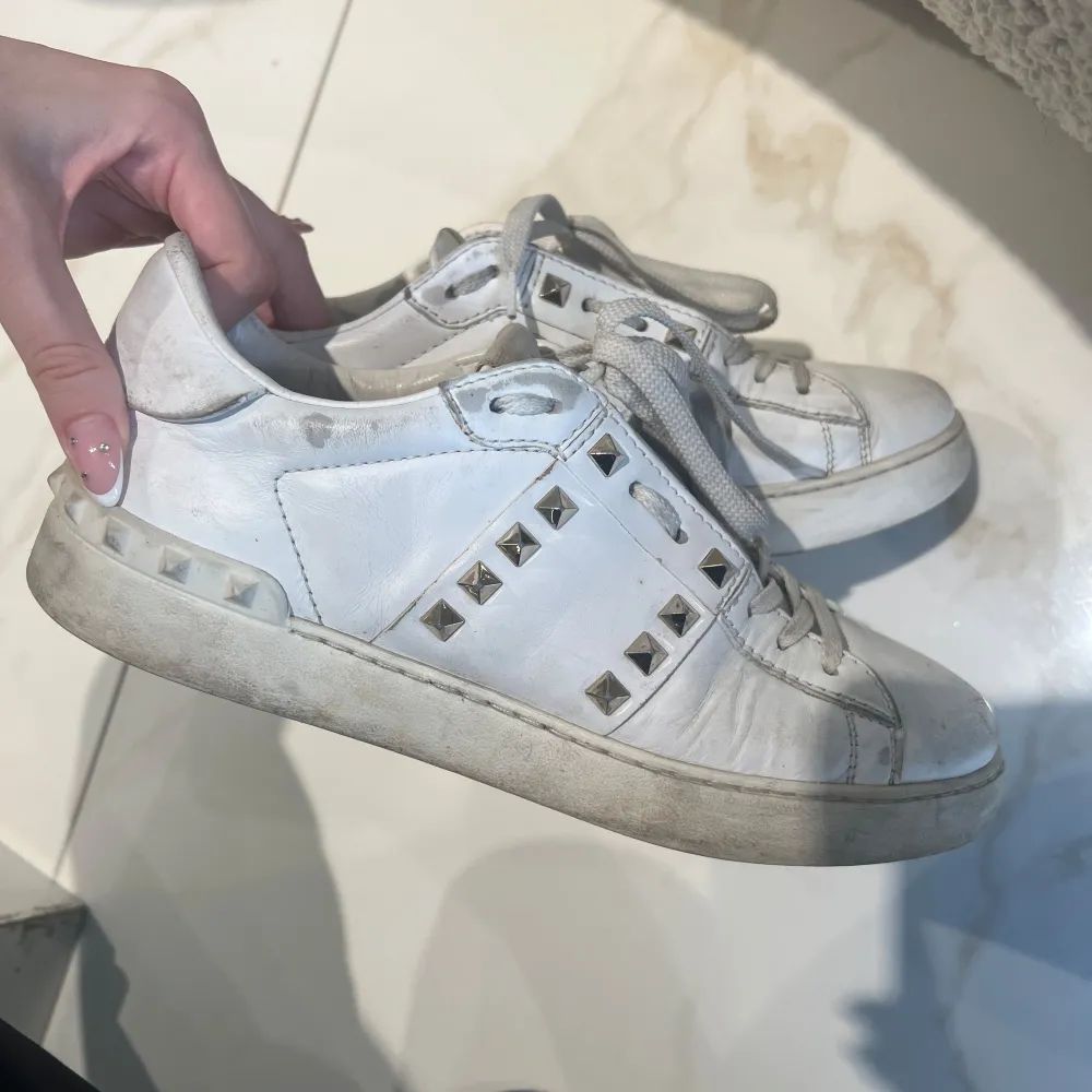 Säljer mina valentino sneakers i storlek 39. De är i användt skick men funkar bra, äkta givetvis!. Skor.